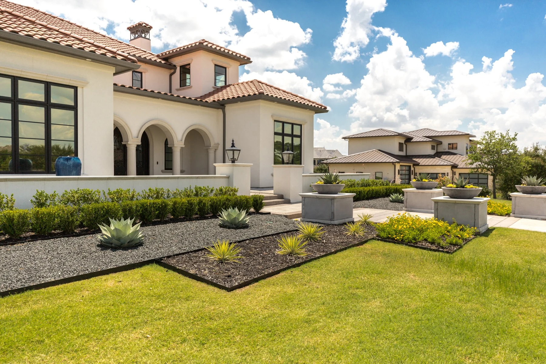 Lawn Care and Maintenance: Modern Techniques to Elevate Dallas Landscapes